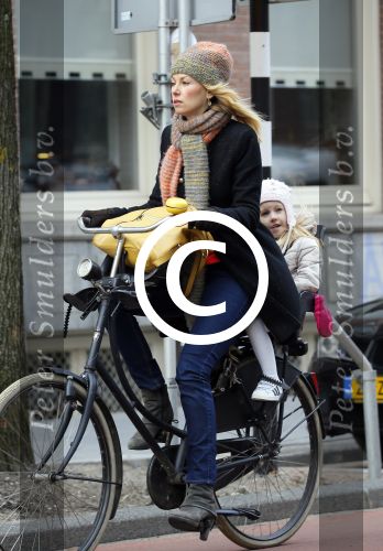 Amsterdam 4 maart 2015   
Susan Smit met dochter op de fiets.