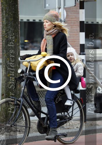 Amsterdam 4 maart 2015   
Susan Smit met dochter op de fiets.