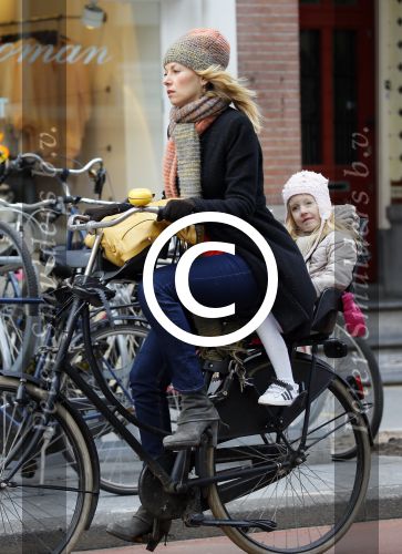 Amsterdam 4 maart 2015   
Susan Smit met dochter op de fiets.