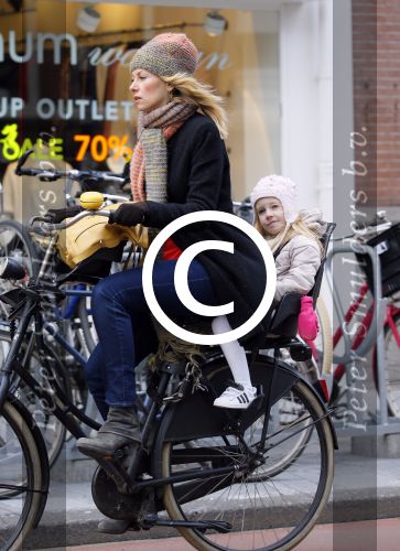 Amsterdam 4 maart 2015   
Susan Smit met dochter op de fiets.