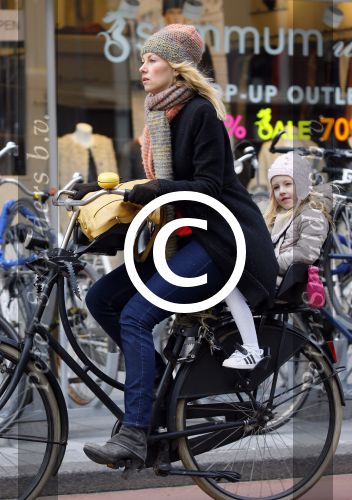 Amsterdam 4 maart 2015   
Susan Smit met dochter op de fiets.