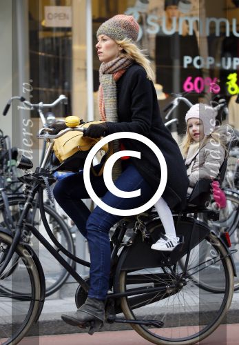 Amsterdam 4 maart 2015   
Susan Smit met dochter op de fiets.