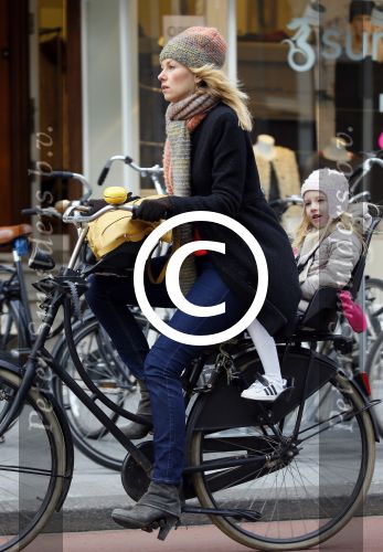 Amsterdam 4 maart 2015   
Susan Smit met dochter op de fiets.