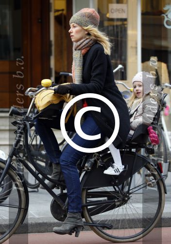 Amsterdam 4 maart 2015   
Susan Smit met dochter op de fiets.