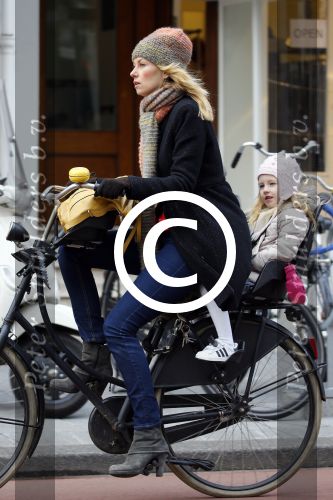 Amsterdam 4 maart 2015   
Susan Smit met dochter op de fiets.