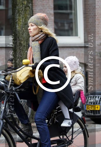 Amsterdam 4 maart 2015   
Susan Smit met dochter op de fiets.