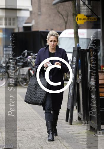 Amsterdam 2 maart 2015
Zangeres Dominique v Hulst op de cornelis schuytstraat