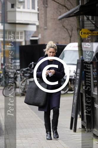 Amsterdam 2 maart 2015
Zangeres Dominique v Hulst op de cornelis schuytstraat