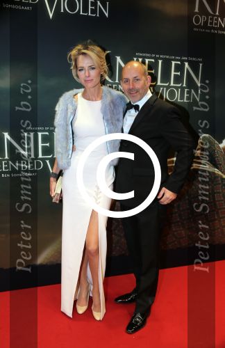 Amsterdam 22 februari 2016
Premiere Knielen op een Bed Violen in Tuschinski , Noortje Herlaar en partner Barry Atsma spelen de hoofdrol. Alain de Levita en partner