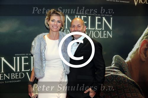 Amsterdam 22 februari 2016
Premiere Knielen op een Bed Violen in Tuschinski , Noortje Herlaar en partner Barry Atsma spelen de hoofdrol. Alain de Levita en partner
