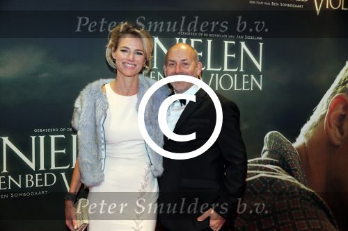 Amsterdam 22 februari 2016
Premiere Knielen op een Bed Violen in Tuschinski , Noortje Herlaar en partner Barry Atsma spelen de hoofdrol. Alain de Levita en partner