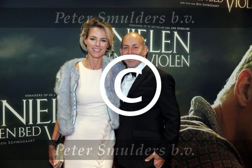 Amsterdam 22 februari 2016
Premiere Knielen op een Bed Violen in Tuschinski , Noortje Herlaar en partner Barry Atsma spelen de hoofdrol. Alain de Levita en partner