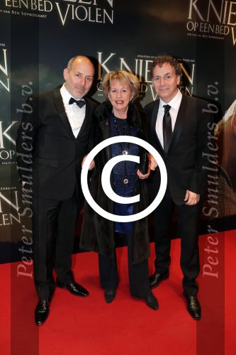 Amsterdam 22 februari 2016
Premiere Knielen op een Bed Violen in Tuschinski , Noortje Herlaar en partner Barry Atsma spelen de hoofdrol. Alain de Levita met zijn broer Robin de Levita en hun moeder