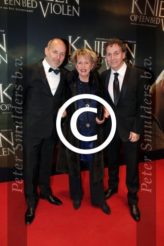 Amsterdam 22 februari 2016
Premiere Knielen op een Bed Violen in Tuschinski , Noortje Herlaar en partner Barry Atsma spelen de hoofdrol. Alain de Levita met zijn broer Robin de Levita en hun moeder
