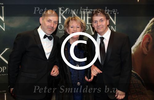 Amsterdam 22 februari 2016
Premiere Knielen op een Bed Violen in Tuschinski , Noortje Herlaar en partner Barry Atsma spelen de hoofdrol. Alain de Levita met zijn broer Robin de Levita en hun moeder