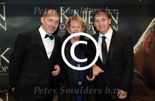 Amsterdam 22 februari 2016
Premiere Knielen op een Bed Violen in Tuschinski , Noortje Herlaar en partner Barry Atsma spelen de hoofdrol. Alain de Levita met zijn broer Robin de Levita en hun moeder