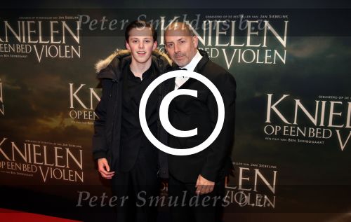 Amsterdam 22 februari 2016
Premiere Knielen op een Bed Violen in Tuschinski , Noortje Herlaar en partner Barry Atsma spelen de hoofdrol. Alain de Levita met zijn zoon