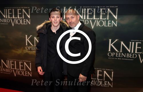 Amsterdam 22 februari 2016
Premiere Knielen op een Bed Violen in Tuschinski , Noortje Herlaar en partner Barry Atsma spelen de hoofdrol. Alain de Levita met zijn zoon