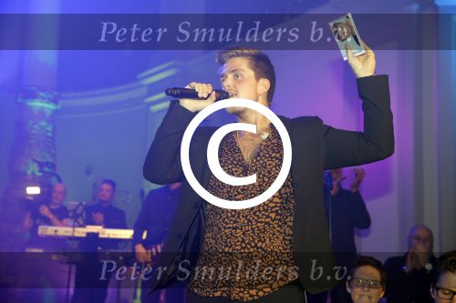 Amsterdam 10 maart 2016 
Concert en cd presenattie van Andre Hazes jr in de duif. Johnny de Mol reikt de eerste cd uit.