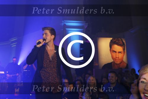 Amsterdam 10 maart 2016 
Concert en cd presenattie van Andre Hazes jr in de duif. Johnny de Mol reikt de eerste cd uit.