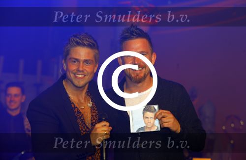 Amsterdam 10 maart 2016 
Concert en cd presenattie van Andre Hazes jr in de duif. Johnny de Mol reikt de eerste cd uit.