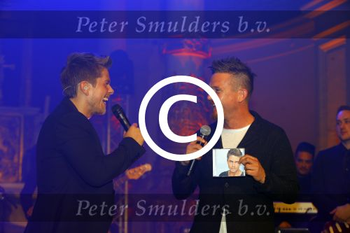 Amsterdam 10 maart 2016 
Concert en cd presenattie van Andre Hazes jr in de duif. Johnny de Mol reikt de eerste cd uit.