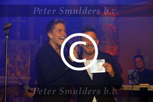 Amsterdam 10 maart 2016 
Concert en cd presenattie van Andre Hazes jr in de duif. Johnny de Mol reikt de eerste cd uit.
