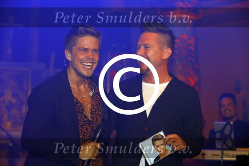 Amsterdam 10 maart 2016 
Concert en cd presenattie van Andre Hazes jr in de duif. Johnny de Mol reikt de eerste cd uit.