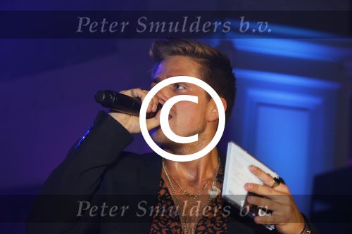 Amsterdam 10 maart 2016 
Concert en cd presenattie van Andre Hazes jr in de duif. Johnny de Mol reikt de eerste cd uit.