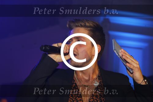 Amsterdam 10 maart 2016 
Concert en cd presenattie van Andre Hazes jr in de duif. Johnny de Mol reikt de eerste cd uit.