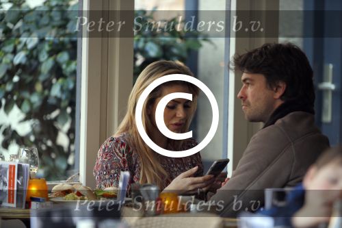 Amsterdam 12 februari 2016
Rick Brandsteder met (zijn) vriendin Anna Sophia v Zweden de ochter van Jaap v Zweden op terras en omarmd op straat