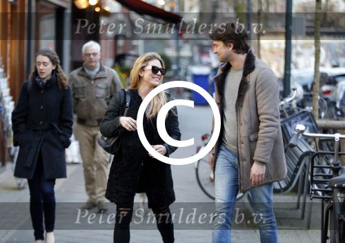 Amsterdam 12 februari 2016
Rick Brandsteder met (zijn) vriendin Anna Sophia v Zweden de ochter van Jaap v Zweden op terras en omarmd op straat