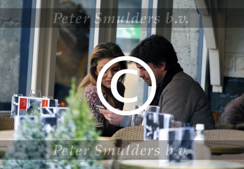 Amsterdam 12 februari 2016
Rick Brandsteder met (zijn) vriendin Anna Sophia v Zweden de ochter van Jaap v Zweden op terras en omarmd op straat