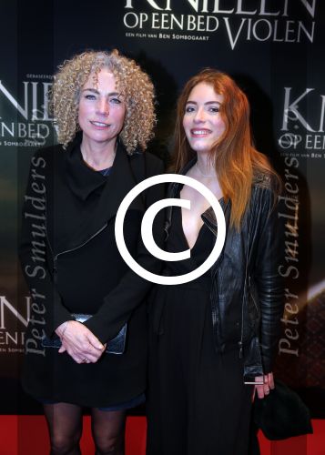 Amsterdam 22 februari 2016
Premiere Knielen op een Bed Violen in Tuschinski , Noortje Herlaar en partner Barry Atsma spelen de hoofdrol. Antoinette Beumer en dochter