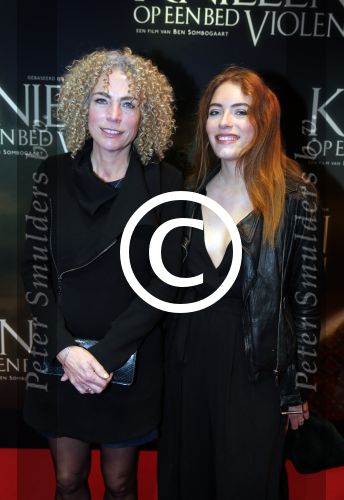 Amsterdam 22 februari 2016
Premiere Knielen op een Bed Violen in Tuschinski , Noortje Herlaar en partner Barry Atsma spelen de hoofdrol. Antoinette Beumer en dochter
