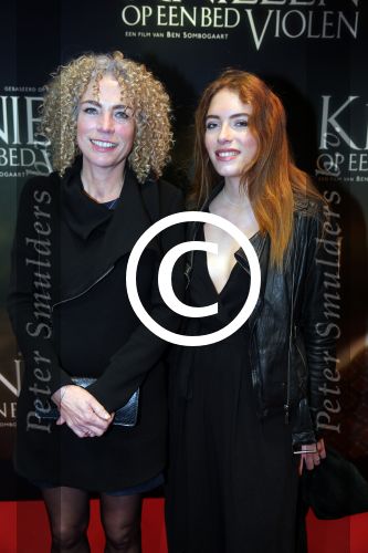Amsterdam 22 februari 2016
Premiere Knielen op een Bed Violen in Tuschinski , Noortje Herlaar en partner Barry Atsma spelen de hoofdrol. Antoinette Beumer en dochter