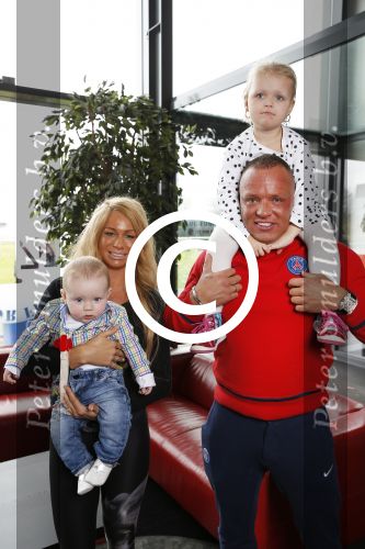 Den Haag 12 februari 2016
Samantha ( Barbie) en haar man Michael v d Plas met hun manager Jake Hampel zijn vrouw en hun PT. en kinderen