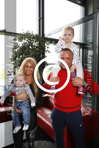 Den Haag 12 februari 2016
Samantha ( Barbie) en haar man Michael v d Plas met hun manager Jake Hampel zijn vrouw en hun PT. en kinderen