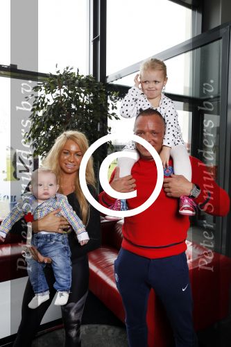 Den Haag 12 februari 2016
Samantha ( Barbie) en haar man Michael v d Plas met hun manager Jake Hampel zijn vrouw en hun PT. en kinderen