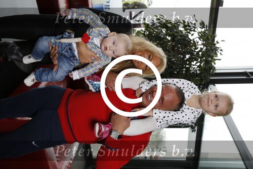 Den Haag 12 februari 2016
Samantha ( Barbie) en haar man Michael v d Plas met hun manager Jake Hampel zijn vrouw en hun PT. en kinderen