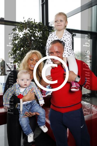 Den Haag 12 februari 2016
Samantha ( Barbie) en haar man Michael v d Plas met hun manager Jake Hampel zijn vrouw en hun PT. en kinderen