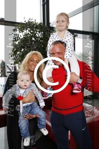 Den Haag 12 februari 2016
Samantha ( Barbie) en haar man Michael v d Plas met hun manager Jake Hampel zijn vrouw en hun PT. en kinderen