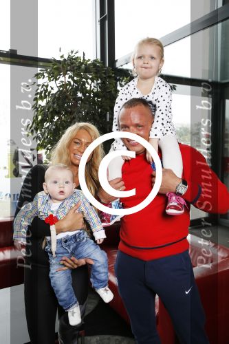 Den Haag 12 februari 2016
Samantha ( Barbie) en haar man Michael v d Plas met hun manager Jake Hampel zijn vrouw en hun PT. en kinderen