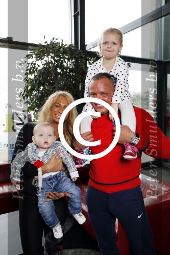 Den Haag 12 februari 2016
Samantha ( Barbie) en haar man Michael v d Plas met hun manager Jake Hampel zijn vrouw en hun PT. en kinderen