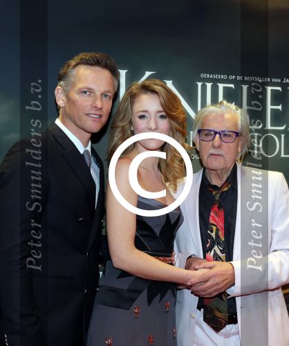 Amsterdam 22 februari 2016
Premiere Knielen op een Bed Violen in Tuschinski , Noortje Herlaar en partner Barry Atsma spelen de hoofdrol. jan Siebelink