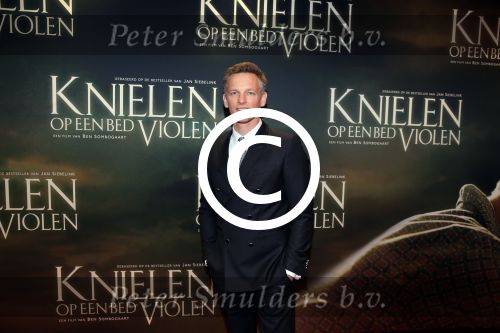 Amsterdam 22 februari 2016
Premiere Knielen op een Bed Violen in Tuschinski , Noortje Herlaar en partner Barry Atsma spelen de hoofdrol.