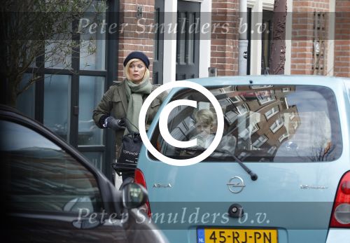 Amsterdam 13 februari 2016 
Bridget Maasland met zoon Mees op de fiets.