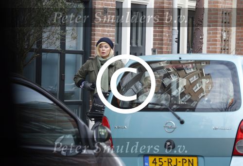 Amsterdam 13 februari 2016 
Bridget Maasland met zoon Mees op de fiets.