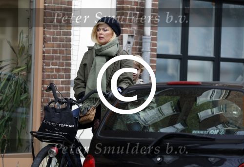 Amsterdam 13 februari 2016 
Bridget Maasland met zoon Mees op de fiets.