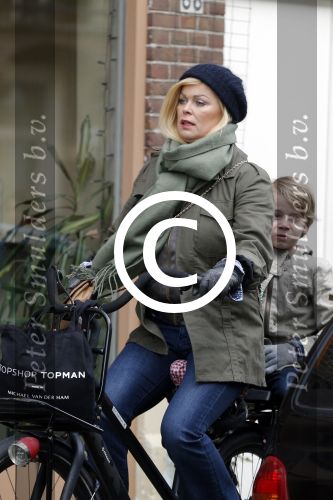 Amsterdam 13 februari 2016 
Bridget Maasland met zoon Mees op de fiets.